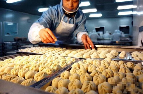 直击食品厂手工水饺加工车间 每天包4000多个饺子的散装食品背后